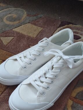 White Canvas Shoe, Size 8